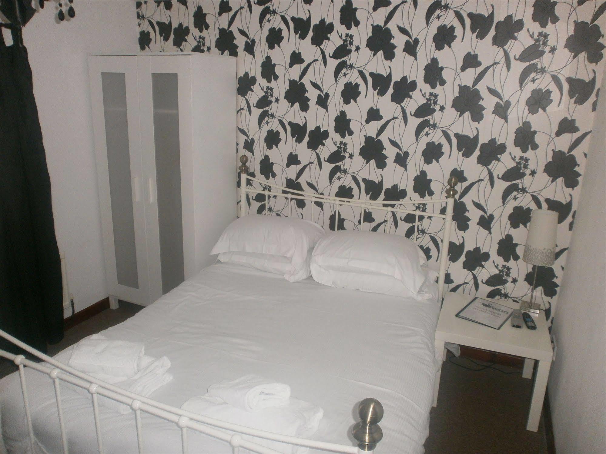 The Swan Hotel 앨몬즈버리 외부 사진