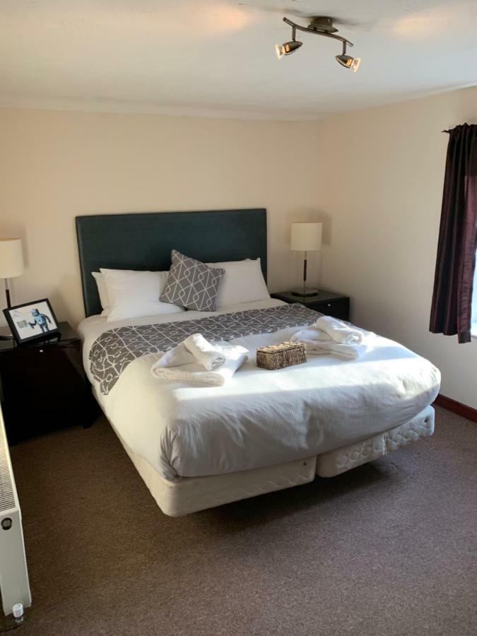 The Swan Hotel 앨몬즈버리 외부 사진