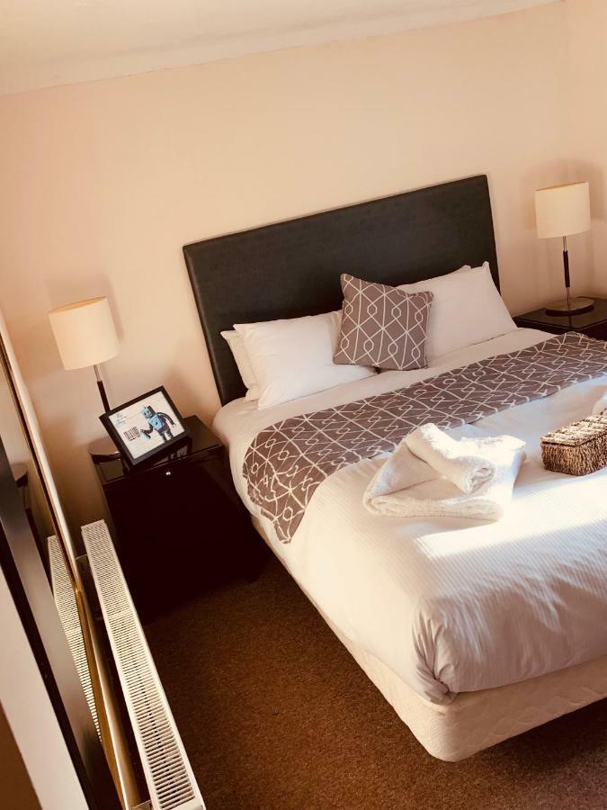 The Swan Hotel 앨몬즈버리 외부 사진